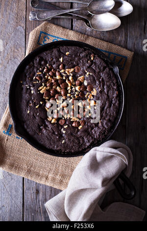 Poêlon géant chocolat cookie avec des noix et des pépites de chocolat au lait Banque D'Images