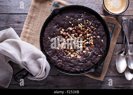 Poêlon géant chocolat cookie avec des noix et des pépites de chocolat au lait Banque D'Images