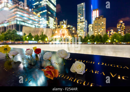 New York, NY - 11 septembre 2015 - Fleurs entourent les miroirs d'eau au 911 Memorial et Musée sur le 13e anniversaire de 911. Credit : Stacy Walsh Rosenstock/Alamy Live News Banque D'Images
