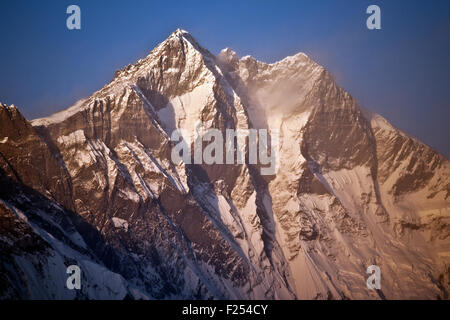 Les montagnes majestueuses comme vu dans sundown Lhotse, Nuptse dans la région de Khumbu Everest vallée, parc national de Sagarmatha (Népal) Banque D'Images