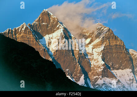 Majestic mountain ridge Lhotse et Nuptse pics dans la région de la vallée de Khumbu Everest Népal Banque D'Images