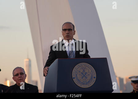 Staten Island, United States. Sep 11, 2015. Staten Island Borough Président James Oddo (C)parle lors de la cérémonie de commémoration. Les fonctionnaires dont le maire de New York Bill De Blasio (pas vu) ont participé à une cérémonie de commémoration pour les 274 résidents de l'île de Staten Island qui est mort dans l'attaque du World Trade Center. Credit : Albin Lohr-Jones/Pacific Press/Alamy Live News Banque D'Images