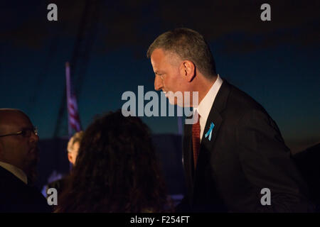 Staten Island, United States. Sep 11, 2015. Le maire Bill De Blasio entretient avec un autre dignitaire après la clôture de la cérémonie de commémoration. Les fonctionnaires y compris NYC Staten Island Borough Président James Oddo (pas vu) ont participé à une cérémonie de commémoration pour les 274 résidents de l'île de Staten Island qui est mort dans l'attaque du World Trade Center. Credit : Albin Lohr-Jones/Pacific Press/Alamy Live News Banque D'Images