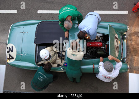 Chichester, West Sussex, UK. Sep 11, 2015. L'action dans la voie des stands pendant les Freddie Memorial Trophy Mars photographié à la Goodwood Revival, Chichester, West Sussex aujourd'hui. Le Goodwood Revival est un festival de trois jours de conduite automobile qui a lieu chaque mois de septembre à Goodwood Motor Circuit pour voitures de course et de moto qui aurait participé au cours de la période initiale du circuit-1948-1966. Credit : Oliver Dixon/Alamy Live News Banque D'Images