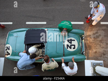 Chichester, West Sussex, UK. Sep 11, 2015. L'action dans la voie des stands pendant les Freddie Memorial Trophy Mars photographié à la Goodwood Revival, Chichester, West Sussex aujourd'hui. Le Goodwood Revival est un festival de trois jours de conduite automobile qui a lieu chaque mois de septembre à Goodwood Motor Circuit pour voitures de course et de moto qui aurait participé au cours de la période initiale du circuit-1948-1966. Credit : Oliver Dixon/Alamy Live News Banque D'Images