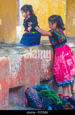 Fille guatémaltèque blanchisserie laver dans une rue traditionnelle de lavage à Antigua, Guatemala Banque D'Images