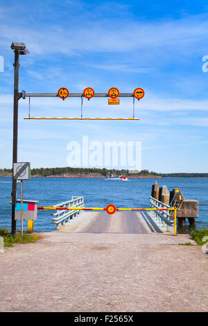 Petit vide ferry terminal avec rampe métallique, cosed turnpike et panneaux Banque D'Images