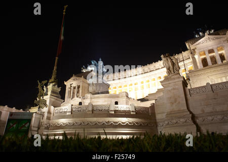 Altare della Patria - Le National Monument à Victor Emmanuel II tourné dans la nuit à Rome, Italie Banque D'Images