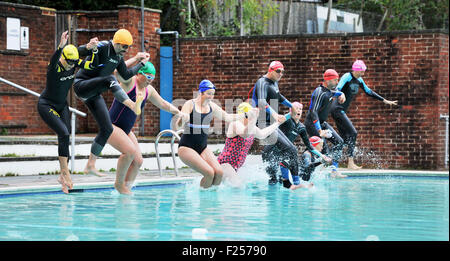 Lewes UK Samedi 12 Septembre 2015 - Les nageurs rejoindre Fiona Angleterre (chapeau vert) malgré le froid la pluie ce matin en sautant dans la piscine en plein air Pells Lewes pour appuyer sa sur la prochaine étape de sa 50 50 Piscine Défi Fiona a été rejoint par les nageurs de partout au Sussex comme elle a terminé un autre 5k de son 50 50 Piscine Défi où elle vise à nager 50 k à l'extérieur avant son 50e anniversaire pour récolter des fonds pour l'organisme de bienfaisance Amaze qui aide son fils a le syndrome de Down . Crédit : Simon Dack/Alamy Live News Banque D'Images