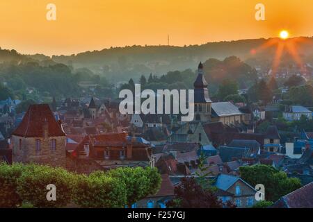 France, Dordogne, vallée de la dordogne, Périgord Noir, Sarlat la Caneda, vue panoramique d'un paysage urbain qui représente le centre-ville historique de Sarlat au coucher du soleil Banque D'Images