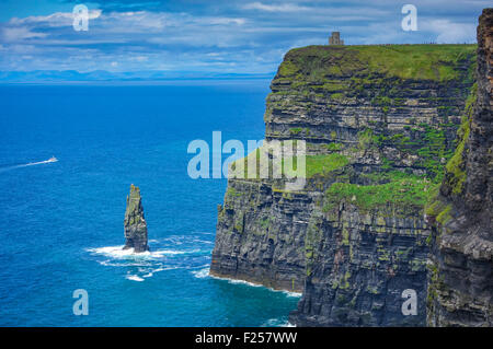 Les falaises de Moher avec les touristes, comté de Galway, Irlande Banque D'Images