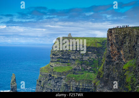 Les falaises de Moher avec les touristes, comté de Galway, Irlande Banque D'Images