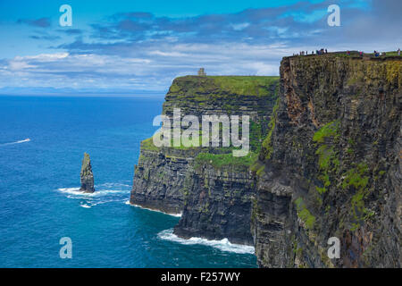 Les falaises de Moher avec les touristes, comté de Galway, Irlande Banque D'Images