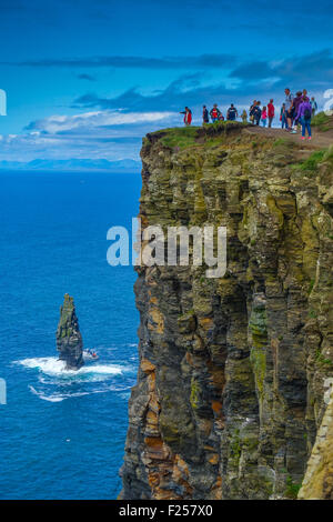 Les falaises de Moher avec les touristes, comté de Galway, Irlande Banque D'Images