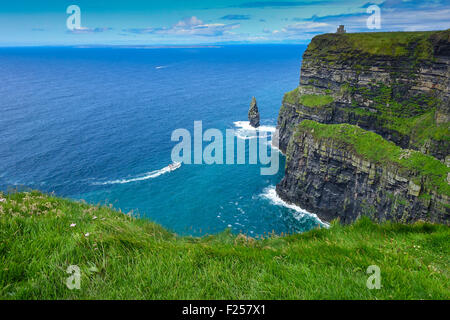 Les falaises de Moher avec les touristes, comté de Galway, Irlande Banque D'Images