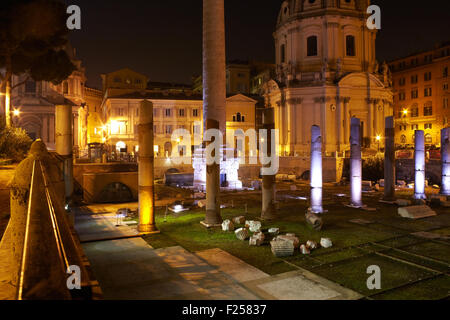 Vue de la colonne Trajane et Basilica Ulpia, Forum Romain Banque D'Images