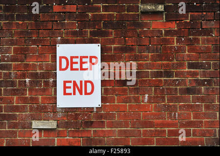 Deep End sign sur mur de brique à l'Pells Piscine en plein air du East Sussex Lewes Banque D'Images