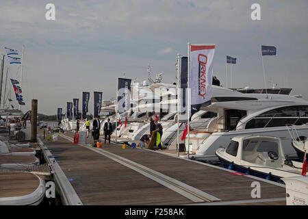 Southampton, UK,11 Septembre 2015,l'un des nombreux pontons de marcher le long de à la Southampton Boat Show 2015 Britain's biggest boating festiva Crédit : Keith Larby/Alamy Live News Banque D'Images