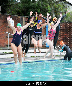 Lewes UK Samedi 12 Septembre 2015 - Les nageurs rejoindre Fiona Angleterre (chapeau vert) malgré le froid la pluie ce matin en sautant dans la piscine en plein air Pells Lewes pour appuyer sa sur la prochaine étape de sa 50 50 Piscine Défi Fiona a été rejoint par les nageurs de partout au Sussex comme elle a terminé un autre 5k de son 50 50 Piscine Défi où elle vise à nager 50 k à l'extérieur avant son 50e anniversaire pour récolter des fonds pour l'organisme de bienfaisance Amaze qui aide son fils a le syndrome de Down . Crédit : Simon Dack/Alamy Live News Banque D'Images