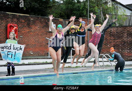 Lewes UK Samedi 12 Septembre 2015 - Les nageurs rejoindre Fiona Angleterre (chapeau vert) malgré le froid la pluie ce matin en sautant dans la piscine en plein air Pells Lewes pour appuyer sa sur la prochaine étape de sa 50 50 Piscine Défi Fiona a été rejoint par les nageurs de partout au Sussex comme elle a terminé un autre 5k de son 50 50 Piscine Défi où elle vise à nager 50 k à l'extérieur avant son 50e anniversaire pour récolter des fonds pour l'organisme de bienfaisance Amaze qui aide son fils a le syndrome de Down . Crédit : Simon Dack/Alamy Live News Banque D'Images