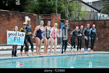 Lewes UK Samedi 12 Septembre 2015 - Les nageurs rejoindre Fiona Angleterre (chapeau vert) malgré le froid la pluie ce matin en sautant dans la piscine en plein air Pells Lewes pour appuyer sa sur la prochaine étape de sa 50 50 Piscine Défi Fiona a été rejoint par les nageurs de partout au Sussex comme elle a terminé un autre 5k de son 50 50 Piscine Défi où elle vise à nager 50 k à l'extérieur avant son 50e anniversaire pour récolter des fonds pour l'organisme de bienfaisance Amaze qui aide son fils a le syndrome de Down . Crédit : Simon Dack/Alamy Live News Banque D'Images