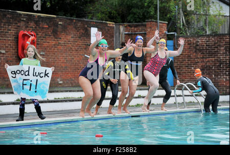 Lewes UK Samedi 12 Septembre 2015 - Les nageurs rejoindre Fiona Angleterre (chapeau vert) malgré le froid la pluie ce matin en sautant dans la piscine en plein air Pells Lewes pour appuyer sa sur la prochaine étape de sa 50 50 Piscine Défi Fiona a été rejoint par les nageurs de partout au Sussex comme elle a terminé un autre 5k de son 50 50 Piscine Défi où elle vise à nager 50 k à l'extérieur avant son 50e anniversaire pour récolter des fonds pour l'organisme de bienfaisance Amaze qui aide son fils a le syndrome de Down . Crédit : Simon Dack/Alamy Live News Banque D'Images