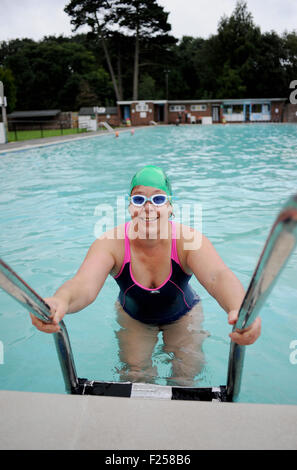 Lewes UK Samedi 12 Septembre 2015 - Les nageurs rejoindre Fiona Angleterre (chapeau vert) malgré le froid la pluie ce matin en sautant dans la piscine en plein air Pells Lewes pour appuyer sa sur la prochaine étape de sa 50 50 Piscine Défi Banque D'Images