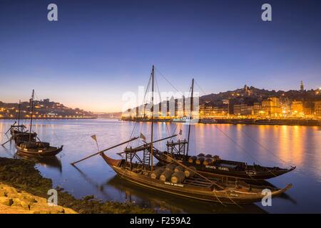 Portugal, région Nord, Vila Nova de Gaia, bateaux rabelos, bateau typique qui était autrefois utilisé pour le transport de barils de vin de porto, le centre historique de Porto classé au Patrimoine Mondial de l'UNESCO, en arrière-plan Banque D'Images