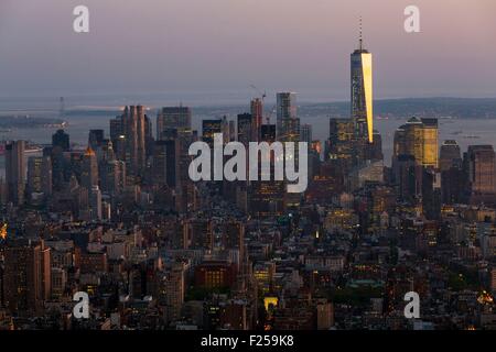 United States, New York, l'île de Manhattan et ses gratte-ciel vue depuis le toit de l'Empire State Building, photo de nuit, One World Trade Center Banque D'Images