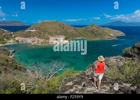 La France, la Guadeloupe (French West Indies), archipel des Saintes, Terre de haut, la baie de Marigot dominé par la forteresse de Napoléon Banque D'Images