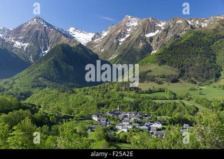 France, Hautes Pyrenees, Azet, vallée d'Aure et pic de Lustou Banque D'Images