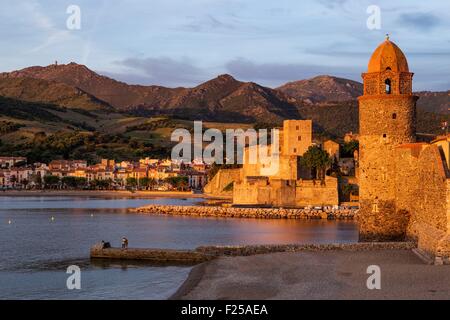 France, Pyrénées Orientales, Côte Vermeille, de Collioure à l'aube, le château royal et l'église de Notre Dame des Anges Banque D'Images