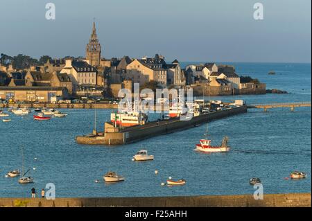 La France, Finistère, Roscoff, vue sur la ville et le port Banque D'Images
