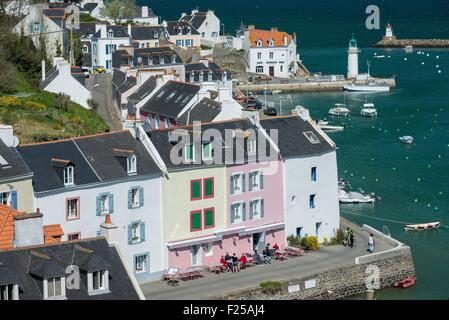 France, Morbihan, Sauzon, le port avec terrasse et phare en arrière-plan Banque D'Images