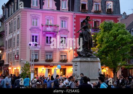 La France, Territoire de Belfort, Belfort, Place d armes, quand meme statue, Saint Christophe, tandis que le FIMU Festival Internationnal de Musique Universitaire Banque D'Images