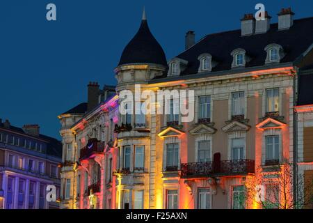 La France, Territoire de Belfort, Belfort, l'Avenue Foch et le Boulevard Carnot, bâtiments début du xxe siècle, les grands magasins, les lumières de Noël Banque D'Images