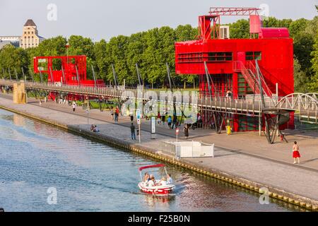 France, Paris, le Parc de la Villette, conçu par l'architecte Bernard Tschumi en 1983, le canal de l'Ourcq, bâtiments rouge appelé Folies Banque D'Images