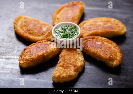 Empanadas colombiennes (des galettes salés) sur planche de bois. Cuisine latine Banque D'Images