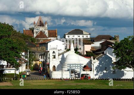 Sri Lanka, Province du Sud, Fort de Galle, classé au patrimoine mondial par l'UNESCO, Sudharmalaya temple bouddhiste dans le fort et l'église anglicane All Saints' à l'arrière-plan Banque D'Images