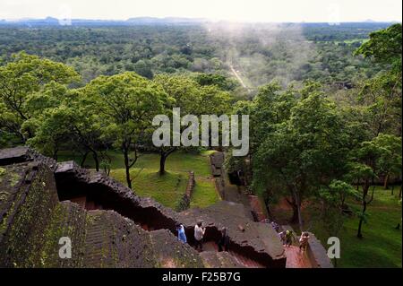 Sri Lanka, province, district de Matale, Sigiriya, vieille ville de Sigiriya inscrite au Patrimoine Mondial de l'UNESCO, les escaliers vers le rocher du Lion ancien Palais Royal Banque D'Images
