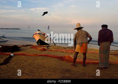 Sri Lanka, Province de l'Ouest, les pêcheurs de Negombo, le tri leurs filets sur la plage Porathota Banque D'Images