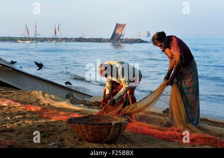 Sri Lanka, Province de l'Ouest, les pêcheurs de Negombo, le tri leurs filets sur la plage Porathota Banque D'Images