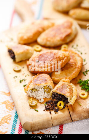 Empanadas colombiennes (des galettes salés) sur planche de bois. Cuisine latine Banque D'Images