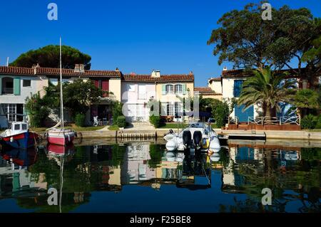 La France, Var, Golfe de St Tropez, la ville balnéaire de Port Grimaud, maisons avec ponton privé Banque D'Images