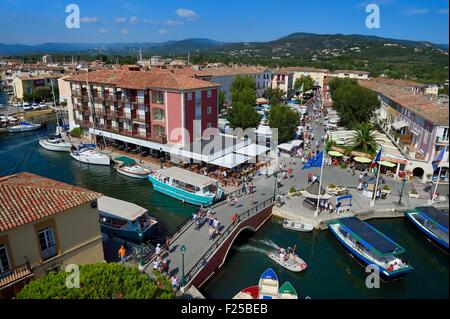 La France, Var, Golfe de St Tropez, la ville balnéaire de Port Grimaud, la place du marché et le vieux village de Grimaud à l'arrière-plan sur la gauche Banque D'Images