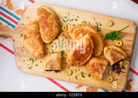 Empanadas colombiennes (des galettes salés) sur planche de bois. Cuisine latine Banque D'Images