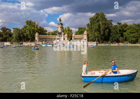 Espagne, Madrid, parc du Retiro créé au xviie siècle, la piscine avec Alfonso XII monument conçu par l'architecte JosΘ Grases Riera et inauguré en 1922 Banque D'Images