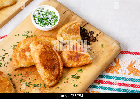 Empanadas colombiennes (des galettes salés) sur planche de bois. Cuisine latine Banque D'Images