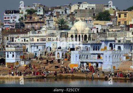 L'Inde, Rajasthan, Pushkar, lac sacré, les temples et les pèlerins Banque D'Images