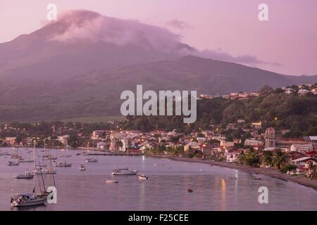 La France, Martinique, Saint Pierre et la montagne Pelée (1397m) en arrière-plan Banque D'Images